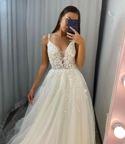 Schickes langes elfenbeinfarbenes ärmelloses A-Linien-Brautkleid mit V-Ausschnitt und Spitze