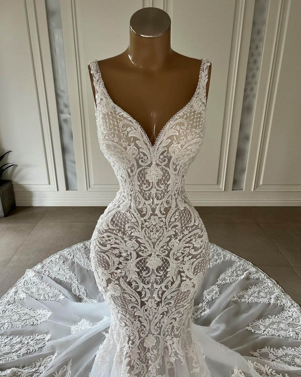 Robe de mariée chic longue sirène sans manches à col en V avec dentelle