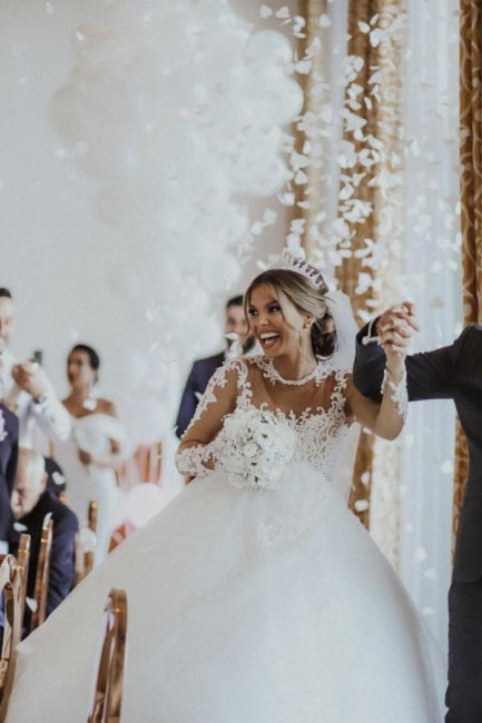 Robe de mariée blanche longue chic en dentelle et tulle, coupe évasée, à manches longues