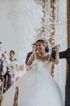 Robe de mariée blanche longue chic en dentelle et tulle, coupe évasée, à manches longues