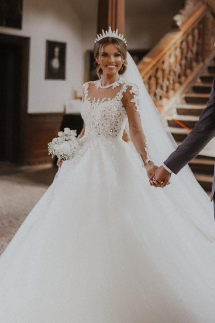 Robe de mariée blanche longue chic en dentelle et tulle, coupe évasée, à manches longues