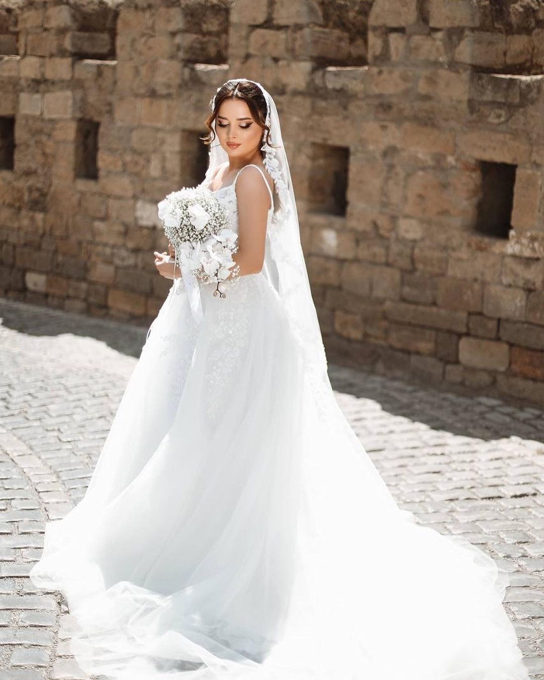 Vestido de novia elegante, largo, blanco, de corte A, con tirantes finos y encaje, sin mangas