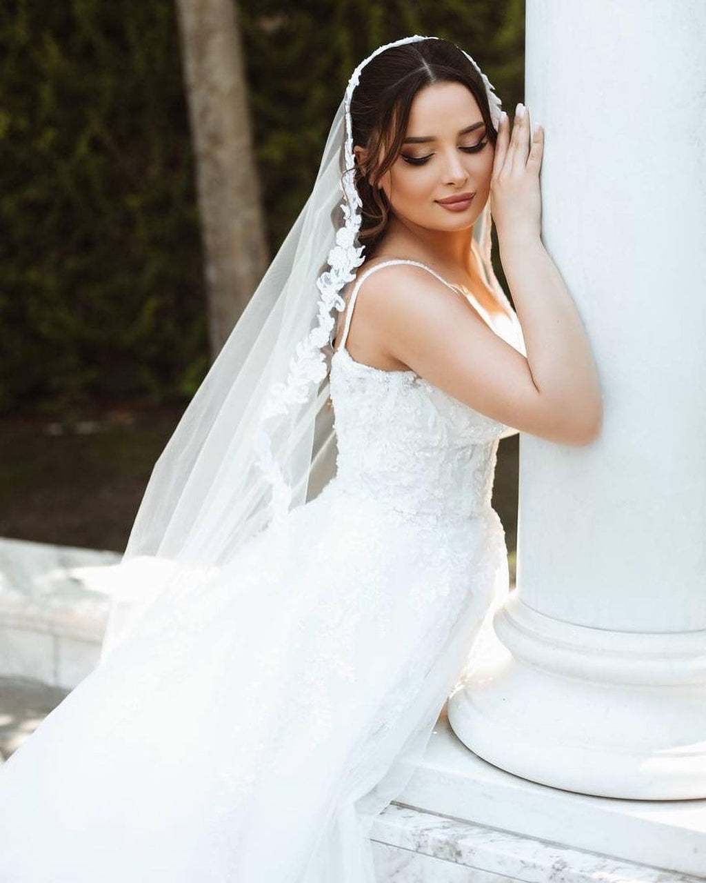 Vestido de novia elegante, largo, blanco, de corte A, con tirantes finos y encaje, sin mangas