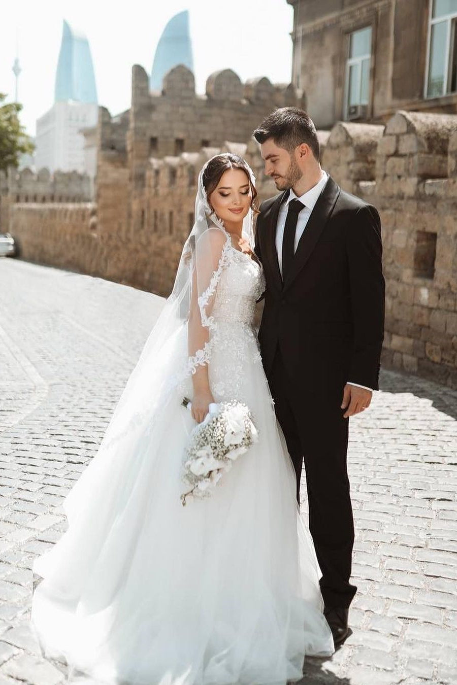 Vestido de novia elegante, largo, blanco, de corte A, con tirantes finos y encaje, sin mangas