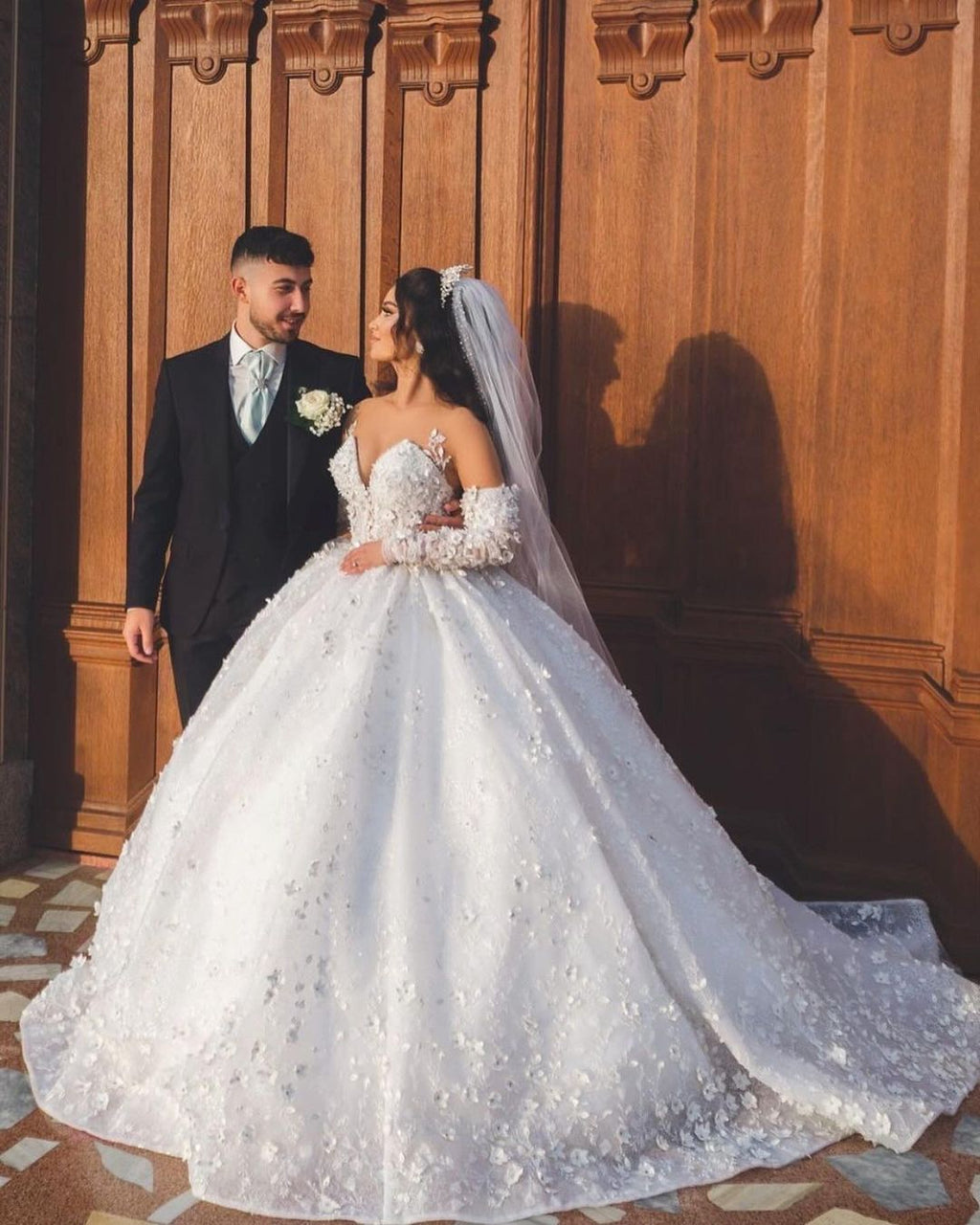 Vestido de novia elegante, largo, blanco, con escote en V, corte A, apliques, mangas y cola