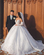 Vestido de novia elegante, largo, blanco, con escote en V, corte A, apliques, mangas y cola