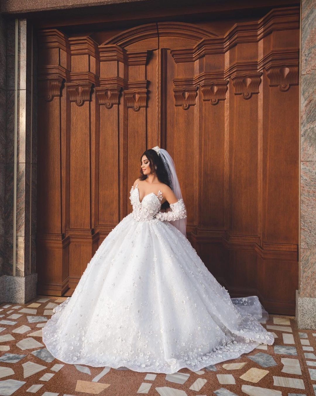 Vestido de novia elegante, largo, blanco, con escote en V, corte A, apliques, mangas y cola