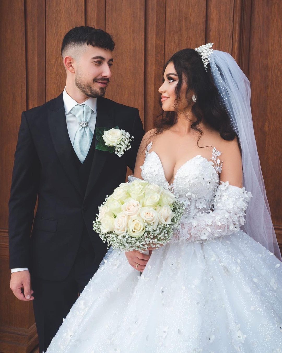 Vestido de novia elegante, largo, blanco, con escote en V, corte A, apliques, mangas y cola