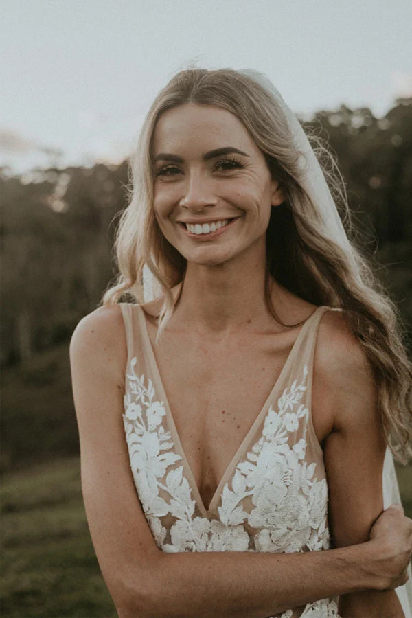 Vestido de Noiva Rústico com Coluna Elegante, Decote em V e Renda Floral