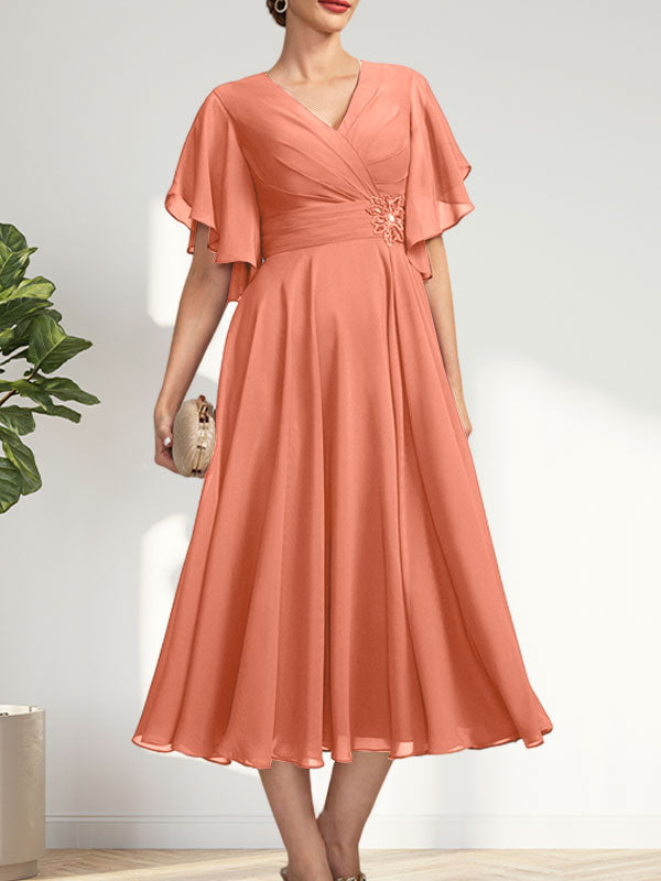 A-Linie, V-Ausschnitt, knielang, Chiffonkleid für die Brautmutter mit plissierten Perlen