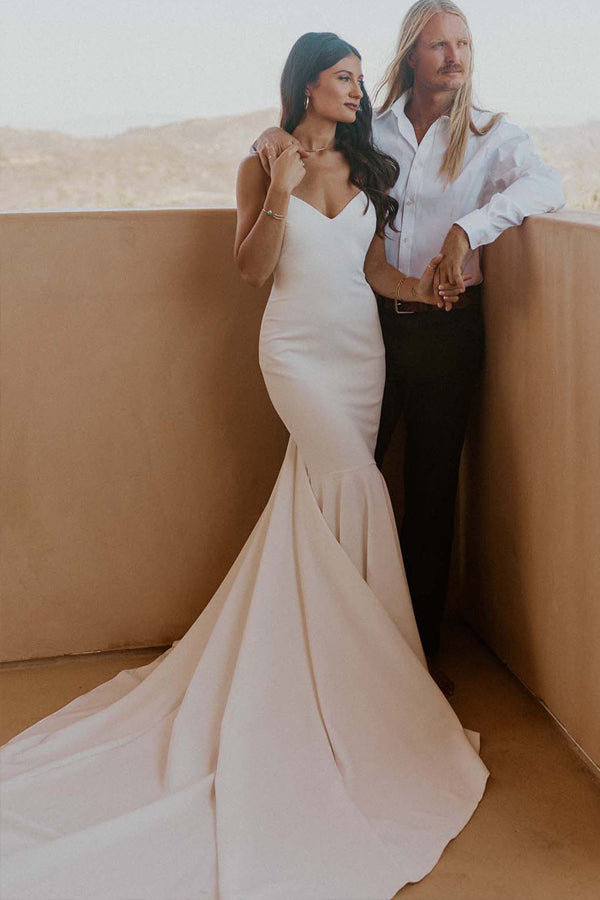 Vestido de novia clásico color marfil con tirantes finos, escote en V y corte playero sencillo