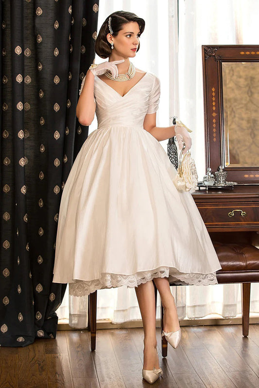 Klassisches A-Linien-Brautkleid mit V-Ausschnitt und kurzen Ärmeln und Falten im Bohemien-Stil
