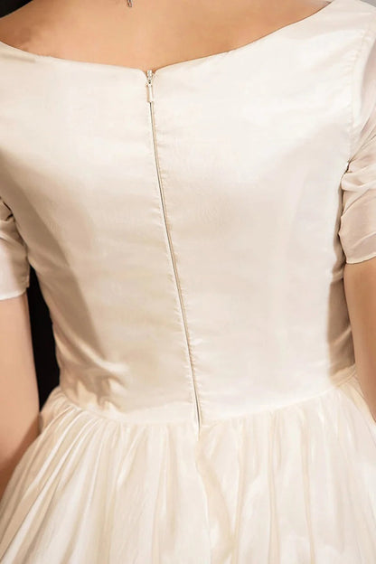 Klassisches A-Linien-Brautkleid mit V-Ausschnitt und kurzen Ärmeln und Falten im Bohemien-Stil