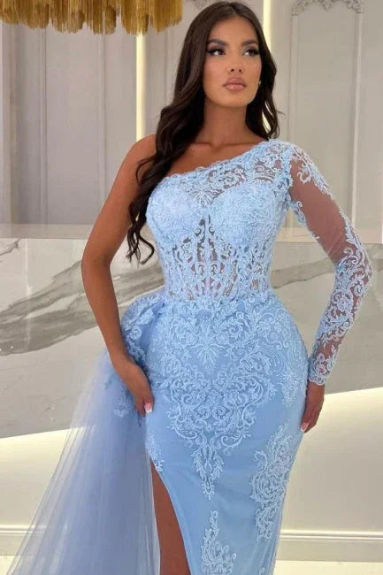 Abito da sera azzurro cielo in tulle con spacco frontale fino a terra, monospalla e manica lunga, con pizzo