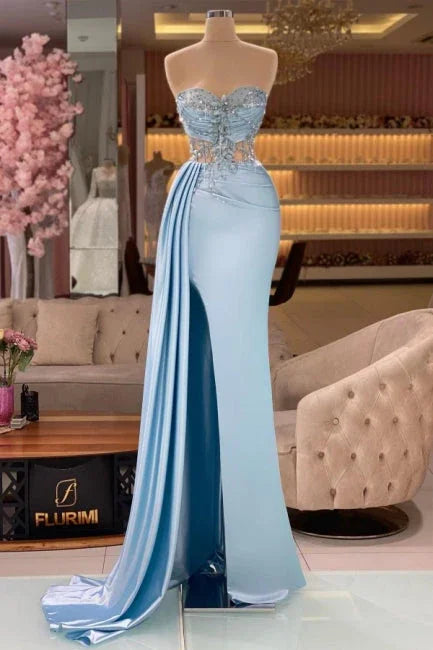 Abito da cerimonia azzurro cielo lungo fino al pavimento, senza spalline, senza maniche, con scollo a cuore, balze e decorazioni di perline, con spacco frontale a colonna
