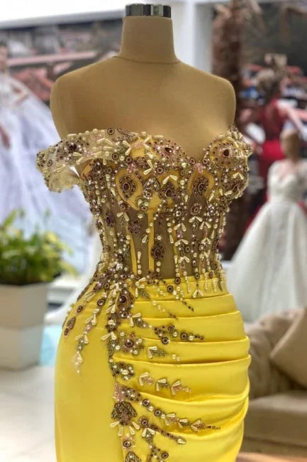 Abito da cerimonia giallo senza maniche con scollo a cuore e spalle scoperte, lungo fino a terra, con perline