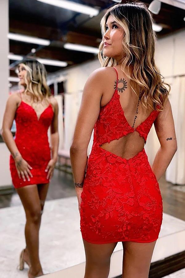 Robe d'invitation à la maison rouge mignonne à bretelles fines en dentelle et col en V sirène