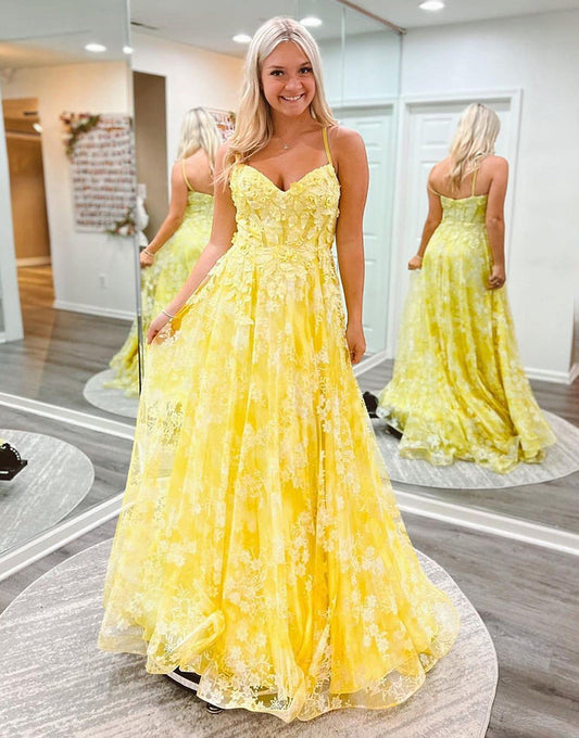 Hermoso vestido de fiesta largo amarillo de corte A con tirantes finos y apliques