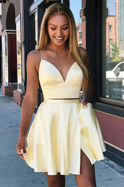 Bonitos vestidos de fiesta cortos de satén amarillo con escote en V y corte A de dos piezas