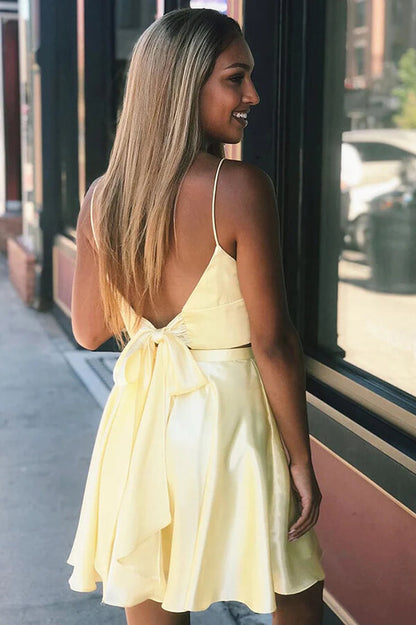 Bonitos vestidos de fiesta cortos de satén amarillo con escote en V y corte A de dos piezas