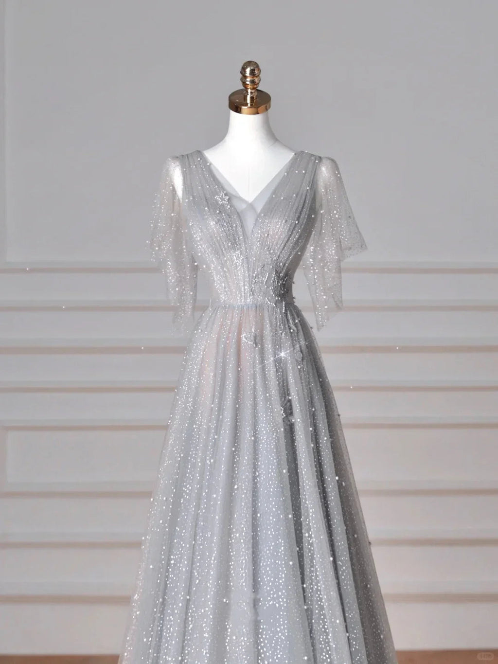 Abito da sera grigio scintillante in tulle con paillettes, linea a trapezio, scollo a V sensuale Y8638