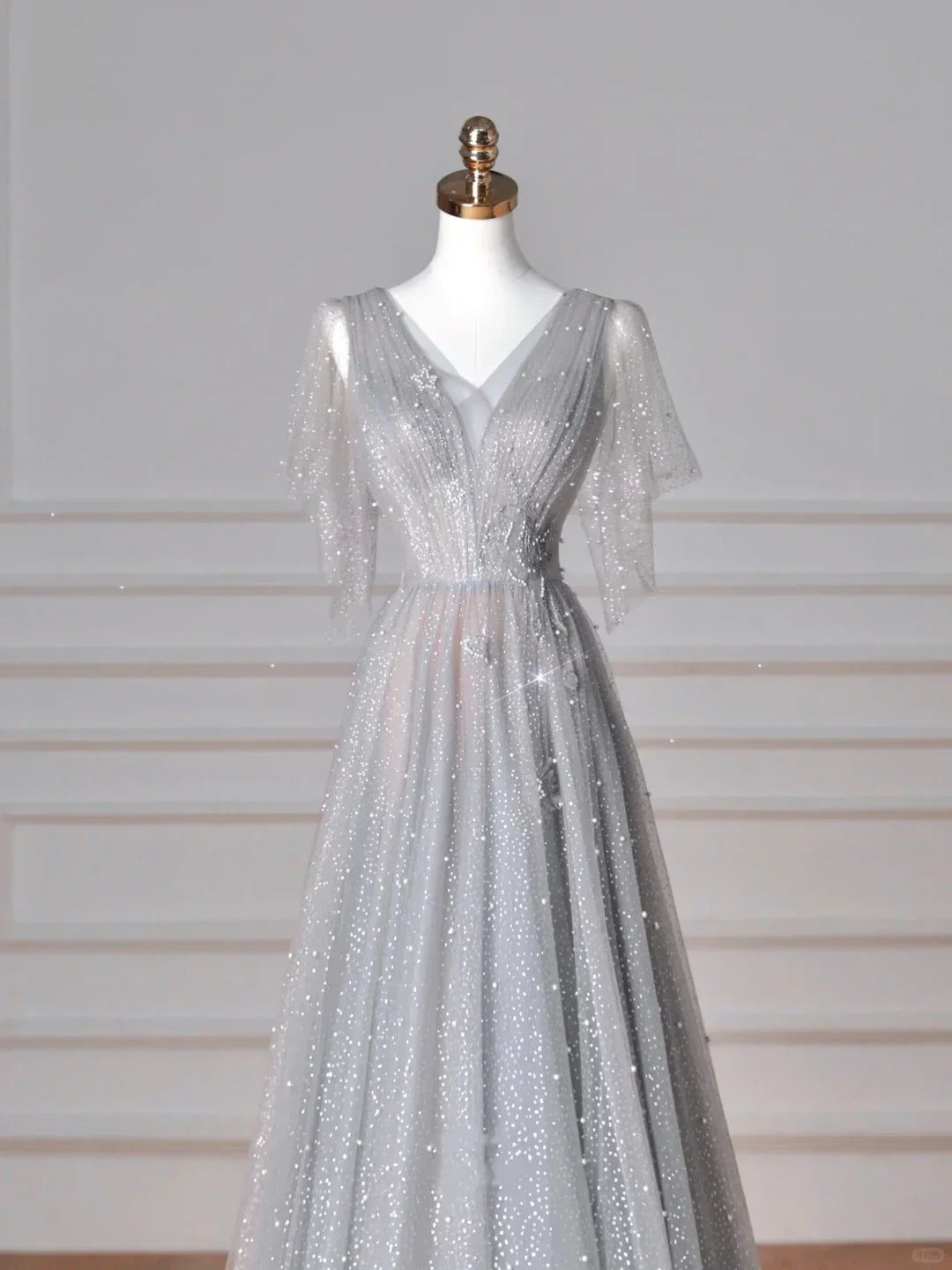 Abito da sera grigio scintillante in tulle con paillettes, linea a trapezio, scollo a V sensuale Y8638