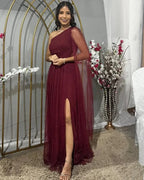 Elegante abito da sera bordeaux con una spalla, tulle e paillettes, spacco, vestito da ballo Y7826