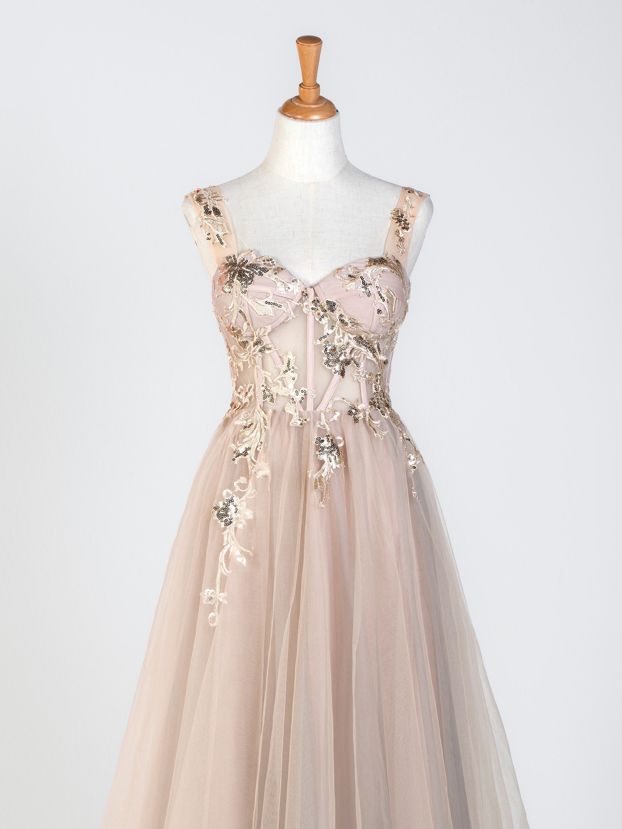 Robe de bal longue en tulle avec corset en dentelle et appliques au sol