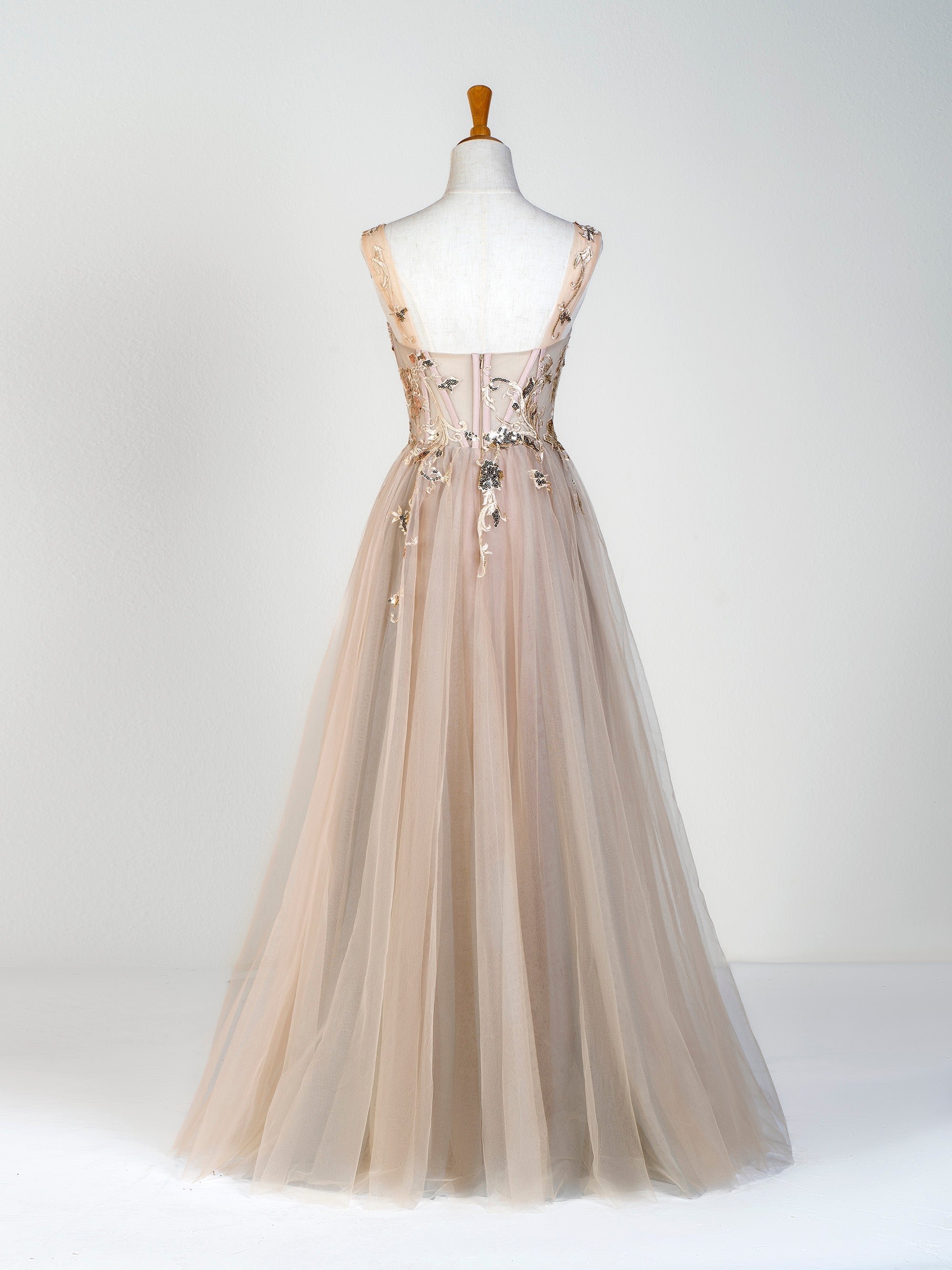 Robe de bal longue en tulle avec corset en dentelle et appliques au sol