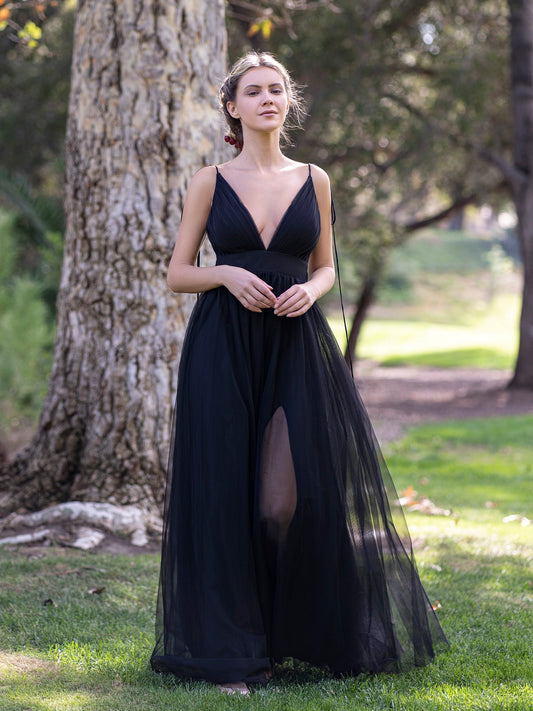 Vestido de fiesta de tul con escote en V profundo y cola larga