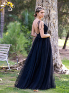 Vestido de cerimónia com decote em V profundo, tule e cauda varrida