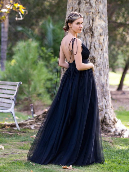 Vestido de fiesta de tul con escote en V profundo y cola larga