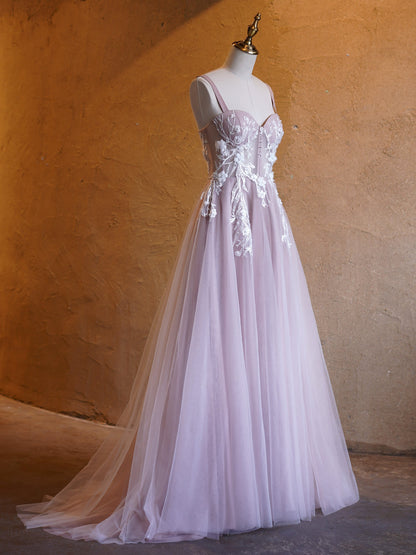 Vestido de fiesta lavanda con escote en forma de A, tul y cola larga