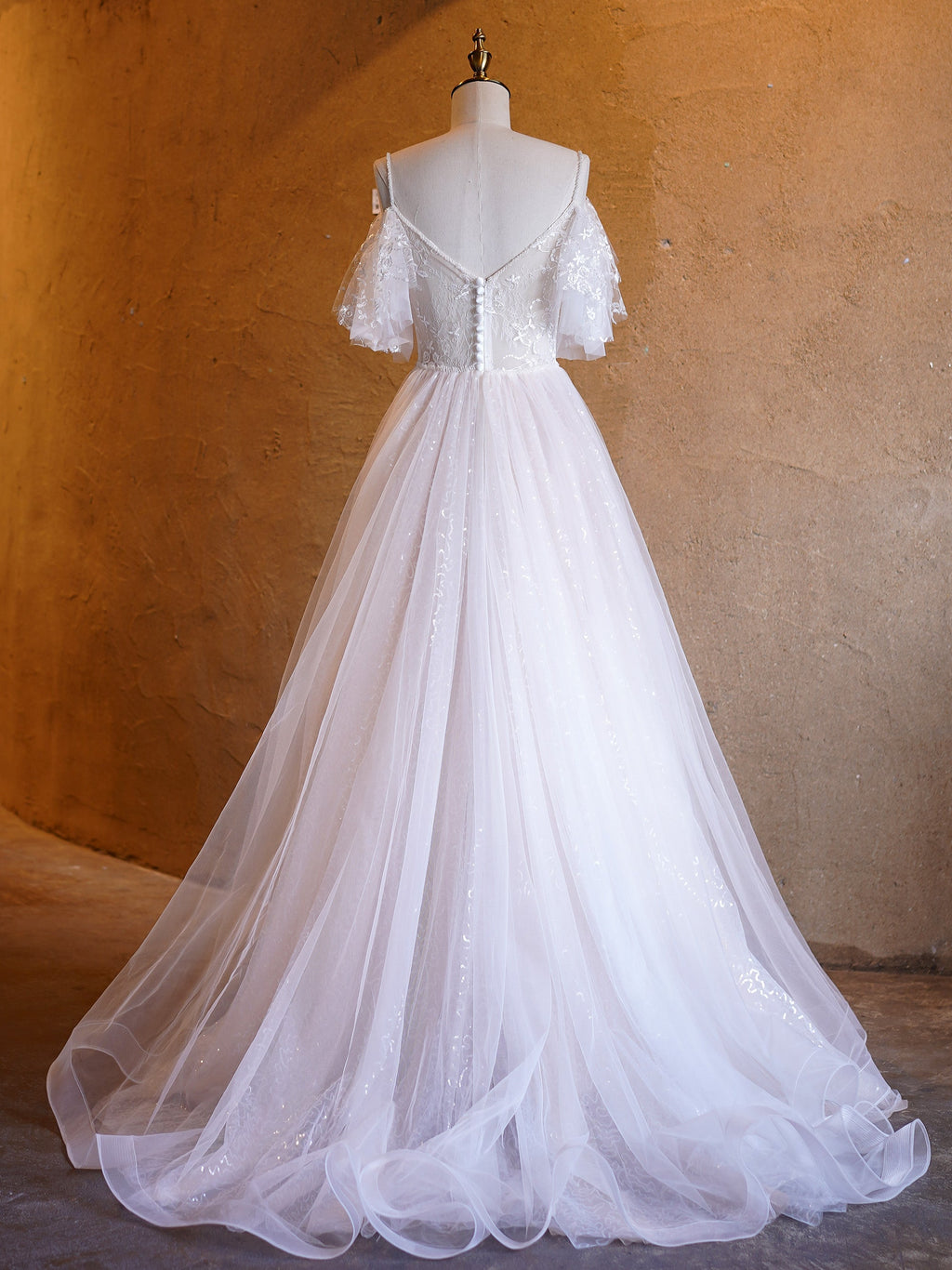 Abito da sera lungo fino al pavimento con scollo a V a linea ad A, decorato con perle, in pizzo e tulle