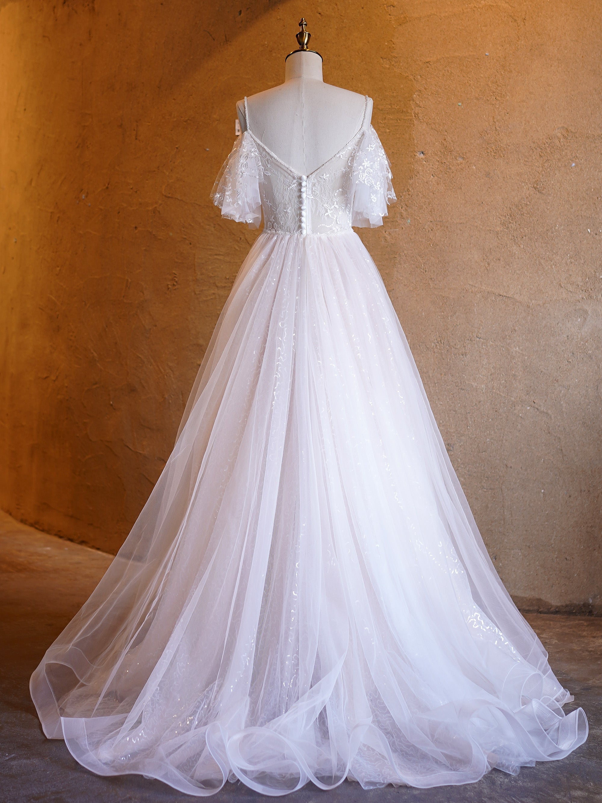 Abito da sera lungo fino al pavimento con scollo a V a linea ad A, decorato con perle, in pizzo e tulle
