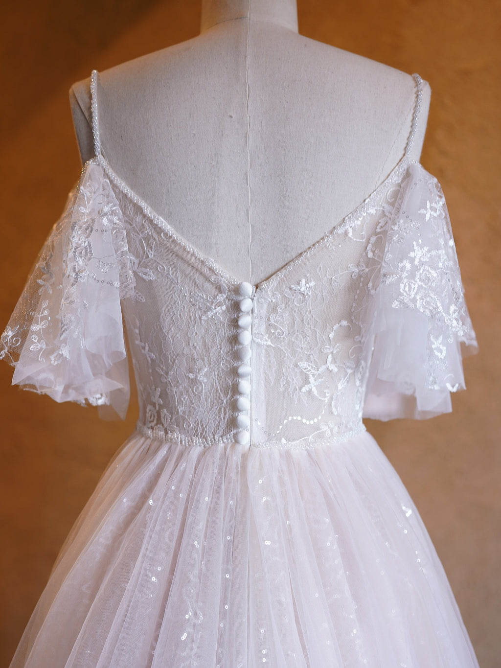 Abito da sera lungo fino al pavimento con scollo a V a linea ad A, decorato con perle, in pizzo e tulle