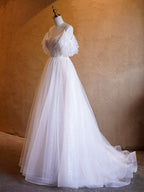 Abito da sera lungo fino al pavimento con scollo a V a linea ad A, decorato con perle, in pizzo e tulle