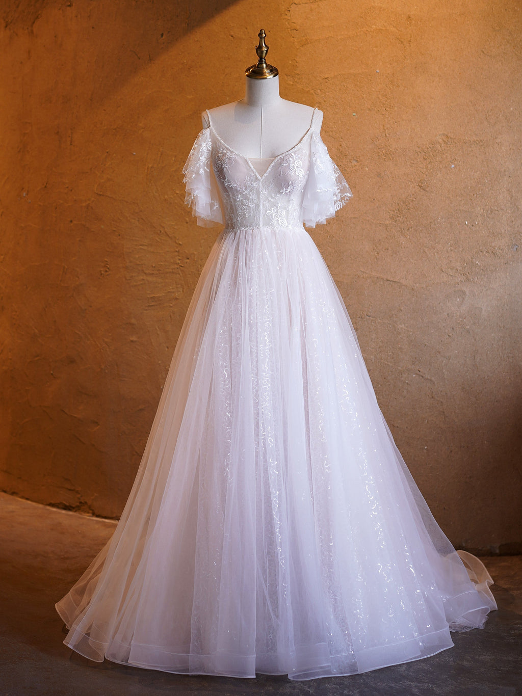 Abito da sera lungo fino al pavimento con scollo a V a linea ad A, decorato con perle, in pizzo e tulle