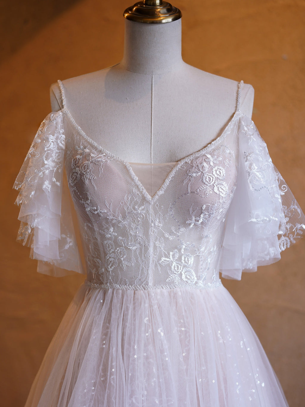 Abito da sera lungo fino al pavimento con scollo a V a linea ad A, decorato con perle, in pizzo e tulle