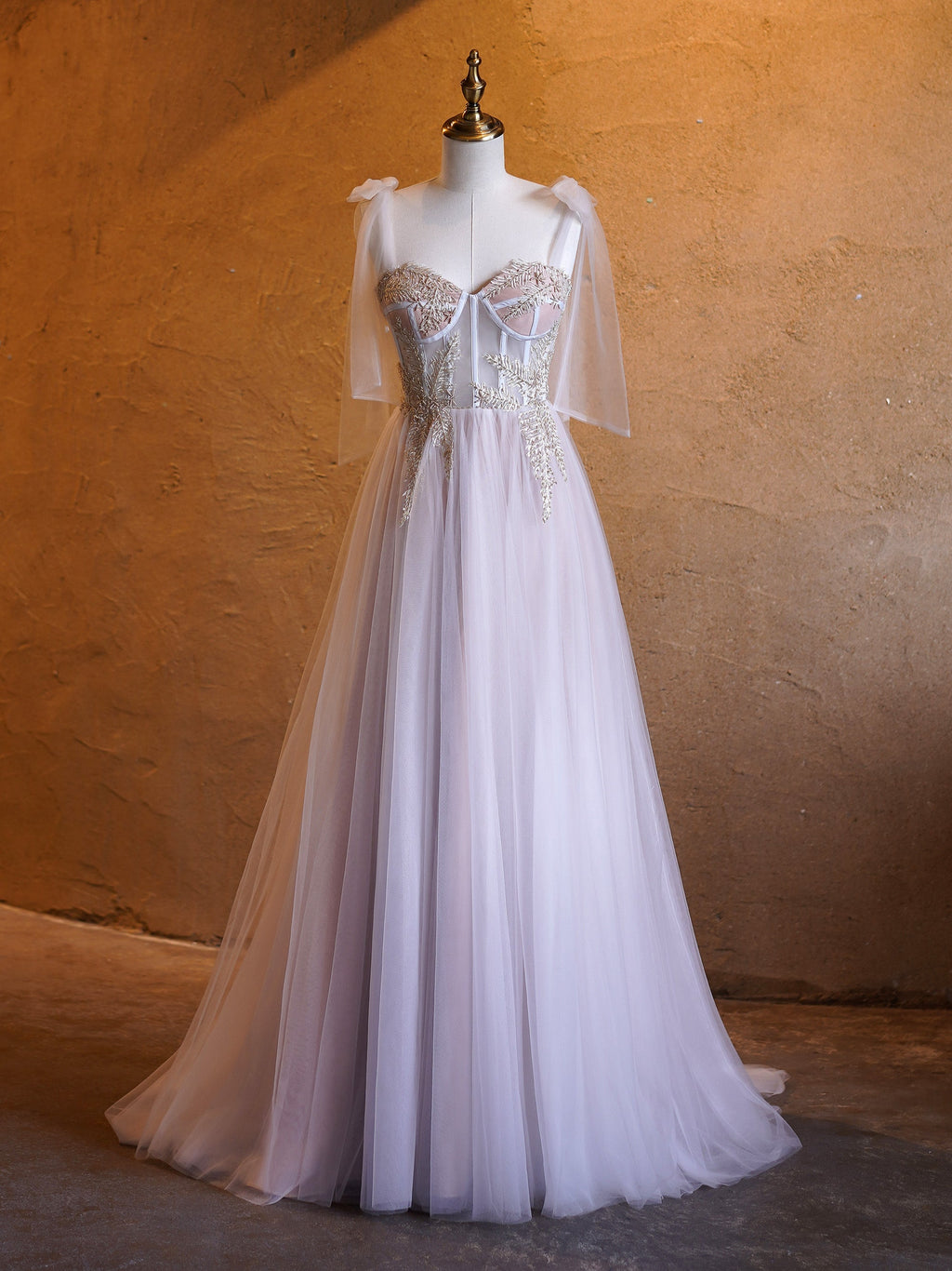 Abito lungo da cerimonia a linea ad A con corsetto, applicazioni, fiocco in tulle e spalline, con strascico fluente