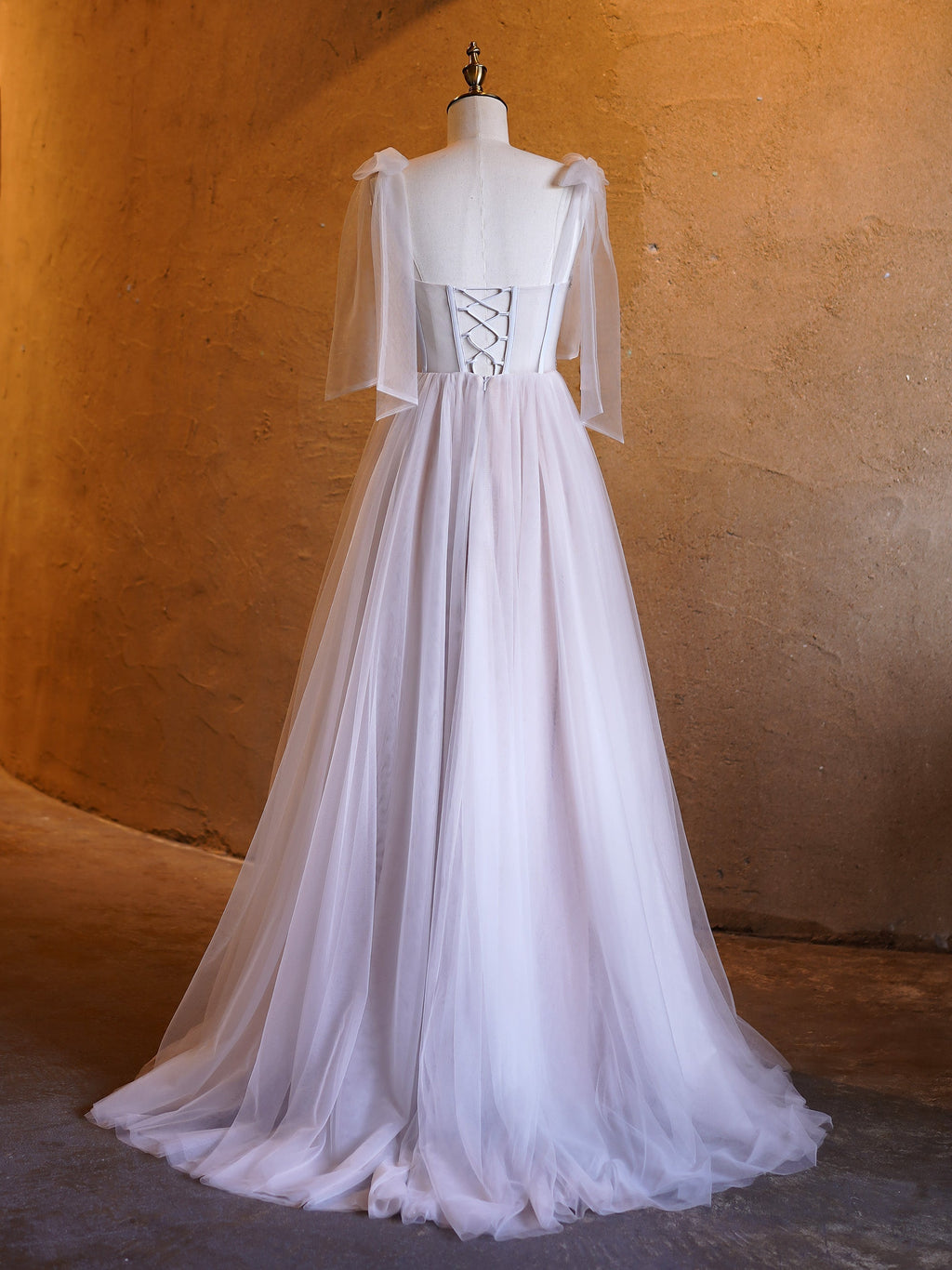 Abito lungo da cerimonia a linea ad A con corsetto, applicazioni, fiocco in tulle e spalline, con strascico fluente