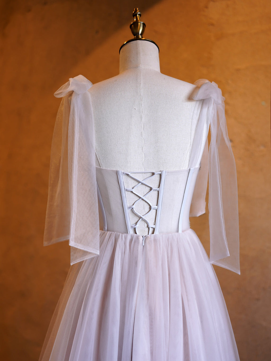 Abito lungo da cerimonia a linea ad A con corsetto, applicazioni, fiocco in tulle e spalline, con strascico fluente