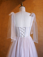 Abito lungo da cerimonia a linea ad A con corsetto, applicazioni, fiocco in tulle e spalline, con strascico fluente