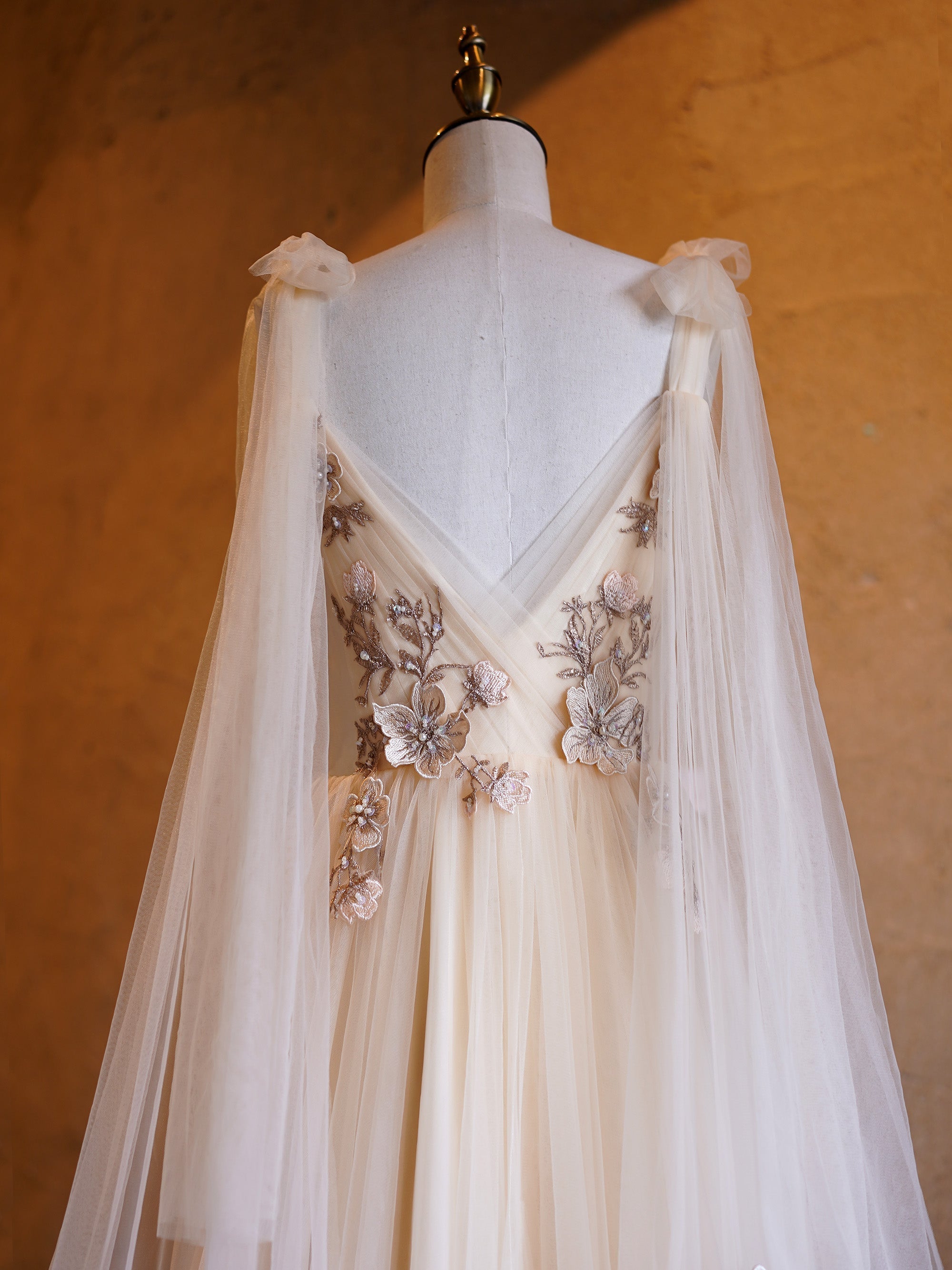 Abito da cerimonia lungo fino a terra con scollo profondo a V, ricamato in tulle a linea ad A