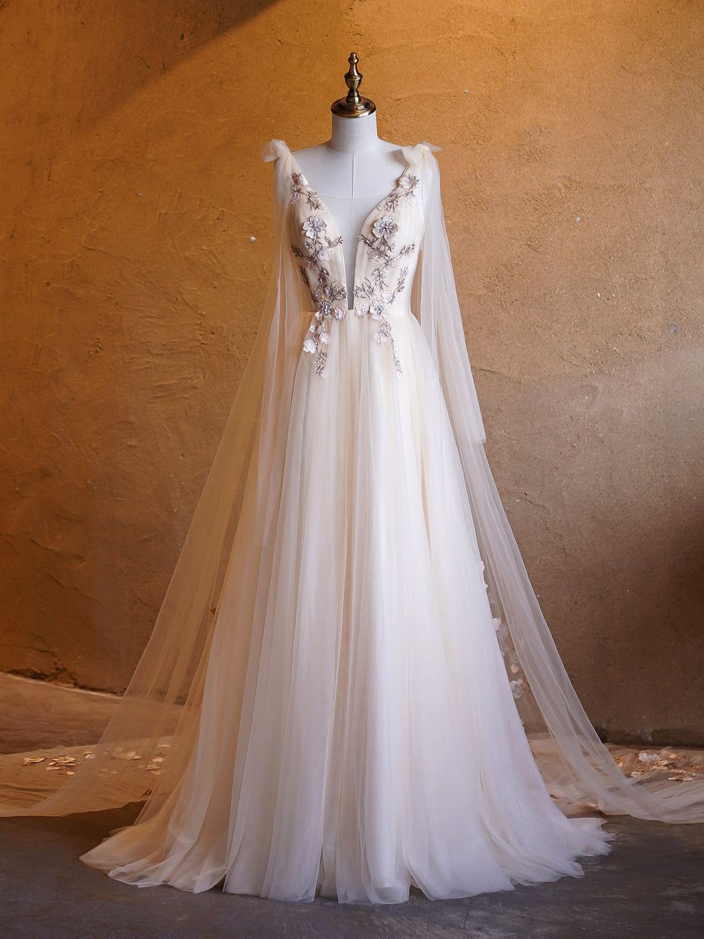 Abito da cerimonia lungo fino a terra con scollo profondo a V, ricamato in tulle a linea ad A