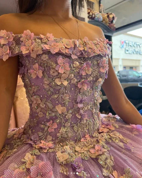 Abito da ballo elegante in tulle lucido con spalle scoperte e applicazioni di lavanda, fiori tridimensionali, vestito da principessa dolce per il quindicesimo compleanno Y285