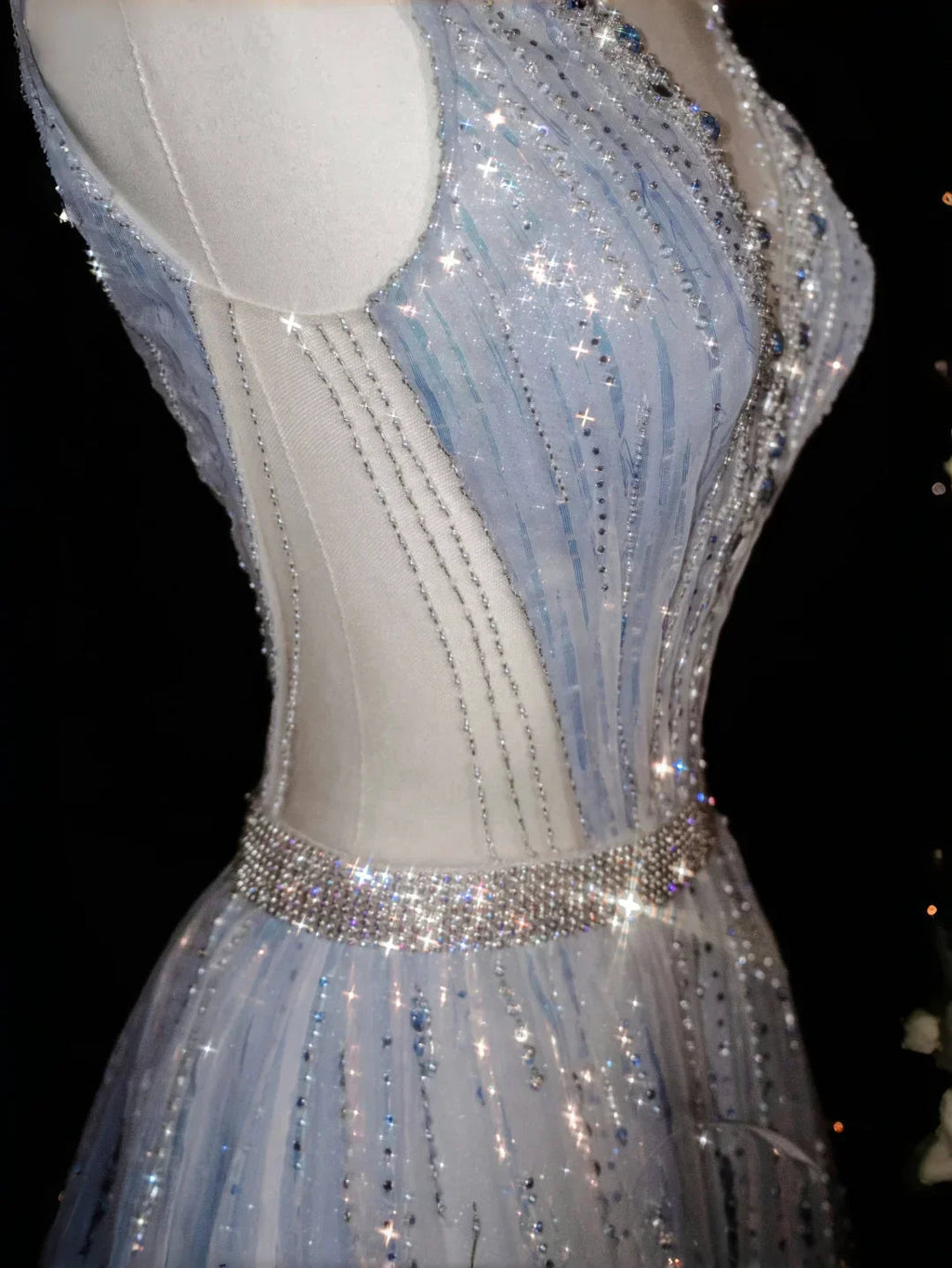 Vestido de Festa com Decote em V, Tule, Contas e Penas, Corte em A, Vestido de Noite Y8682