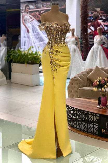 Wunderschönes gelbes Meerjungfrau-Abendkleid aus schulterfreiem Satin mit Schlitz