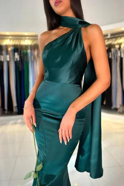 Abito da sera verde scuro a sirena con collo alto