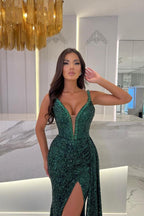 Vestidos longos de baile verde escuro com decote em V, alças finas e lantejoulas, com racha